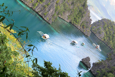 Tourist boats in Kayangan Lake