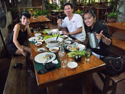 Ren, Sep, and Tiff having lunch at Kainan sa Dalampasigan