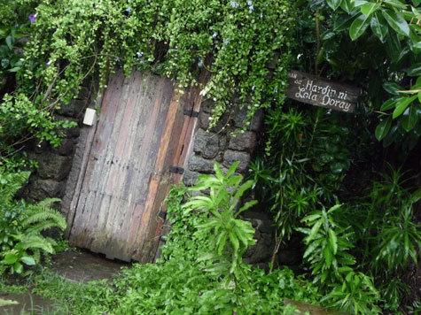 Wooden door at Kainan sa Dalampasigan