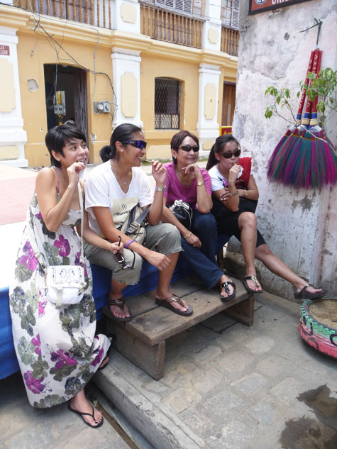 Family members eating popsicles