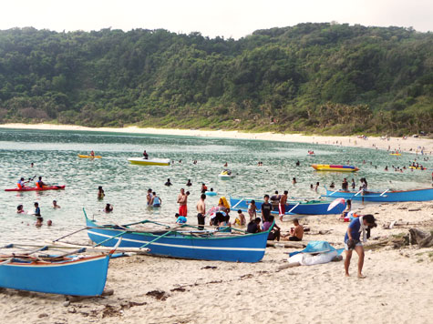 People and boats at Hannah's Beach Resort & Convention Center