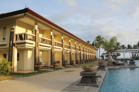 Façade and pool of the Sheridan Beach Resort and Spa