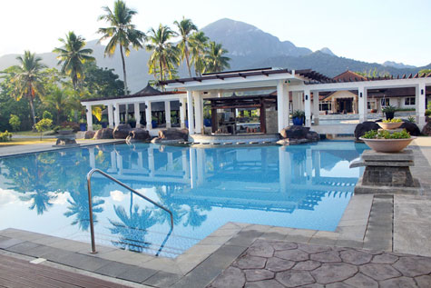 Pool with swim-up bar