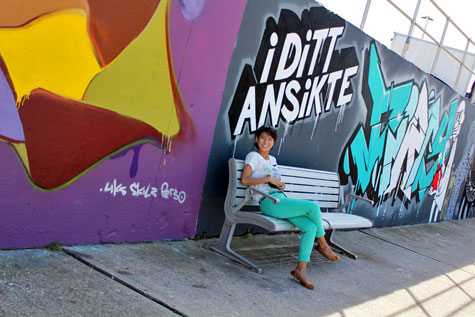 Tourist with street art in Bondi Beach, Sydney, Australia