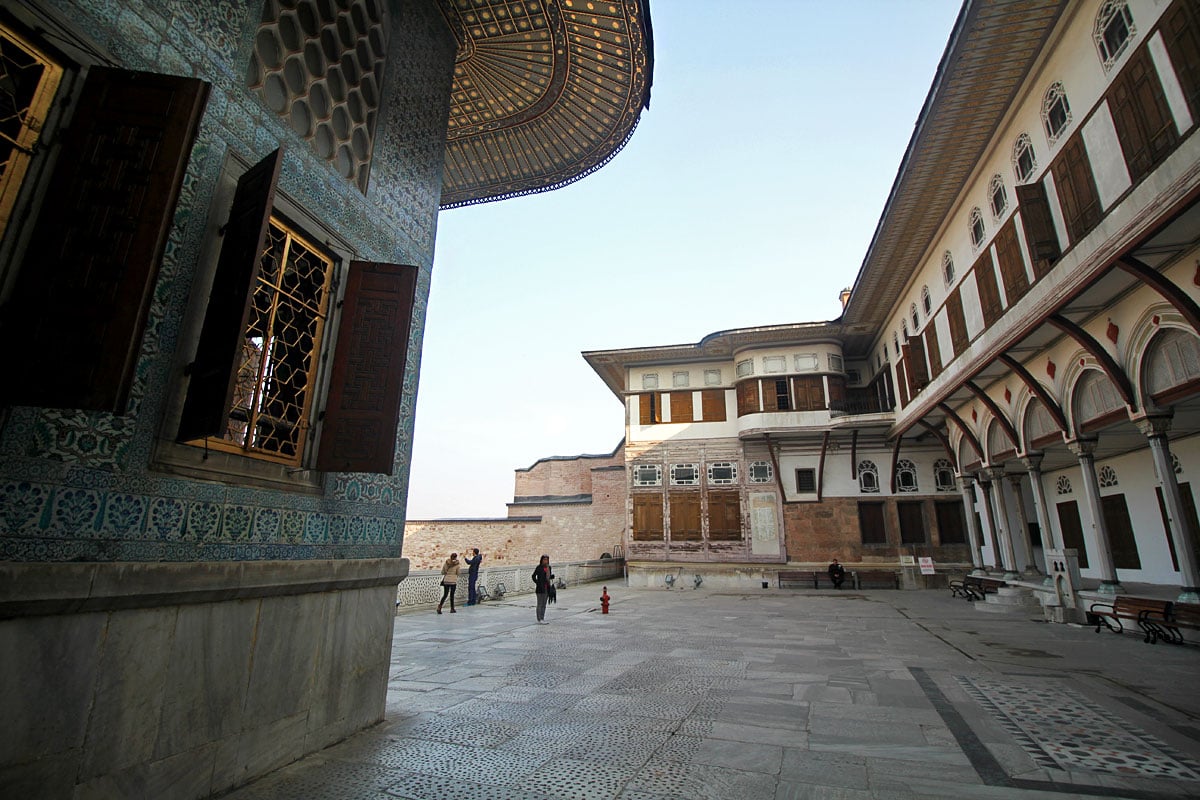 Apartments of the Sultan’s Favorites and the Mabeyn Courtyard