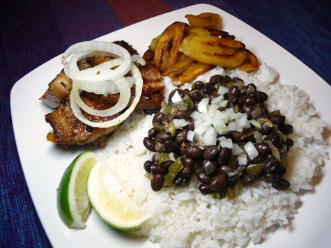 Masas de Puerco Fritas con Frijoles Negros y Platanos Maduros