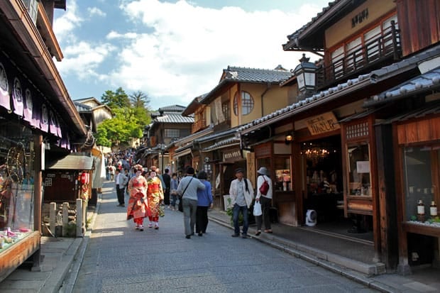 Ninen-zaka & Sannen-zaka: A Picturesque Shopping District in Kyoto, Japan