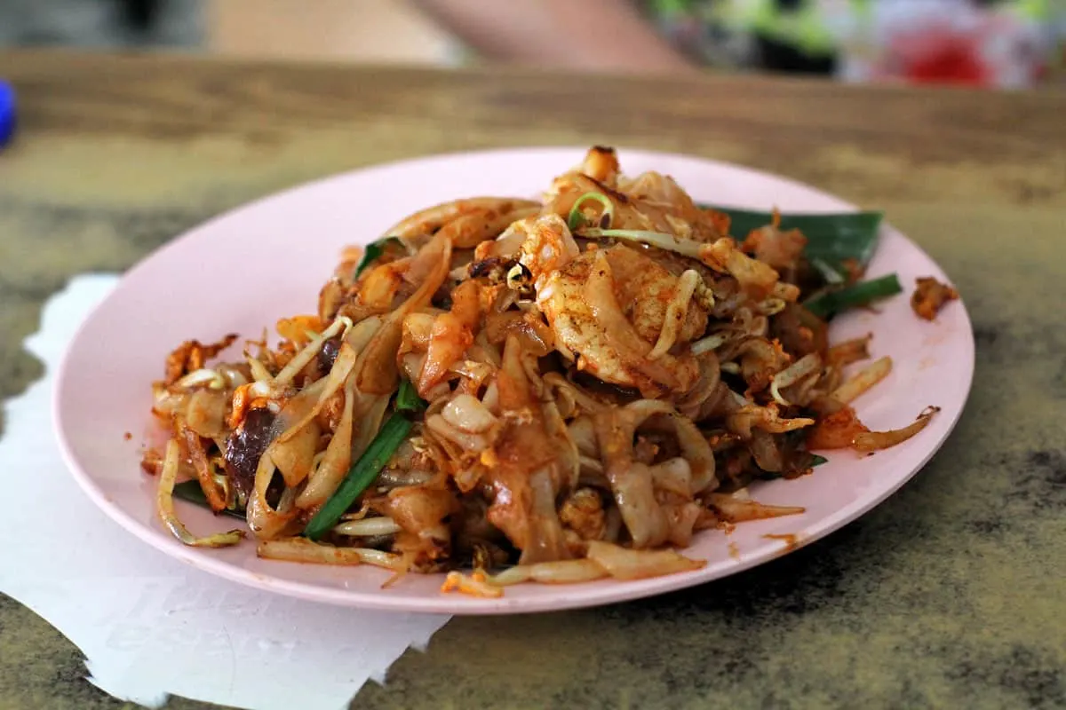 Plate of char kway teow with shrimp, fish cake, and bean sprouts