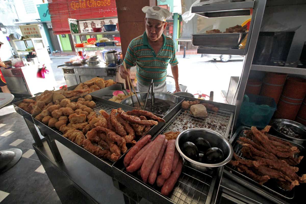 Uncle Lau frying lor bak at Kheng Pin Cafe