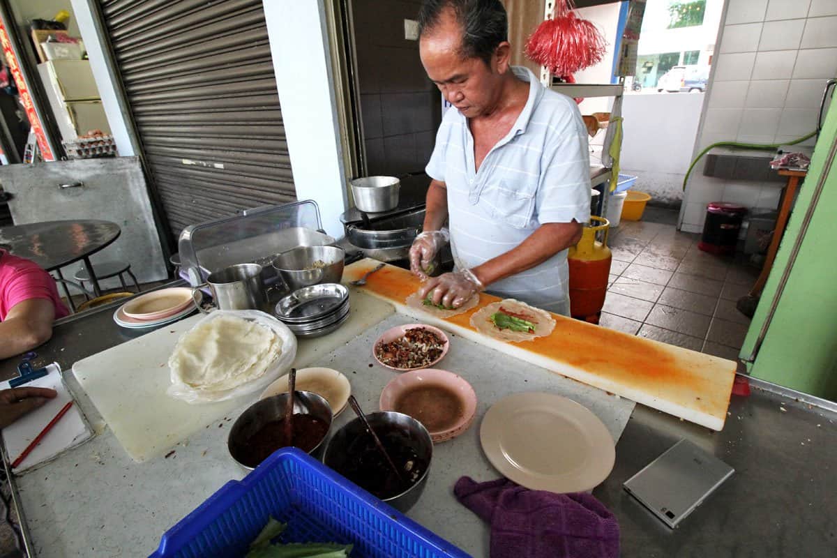 Uncle preparing popiah