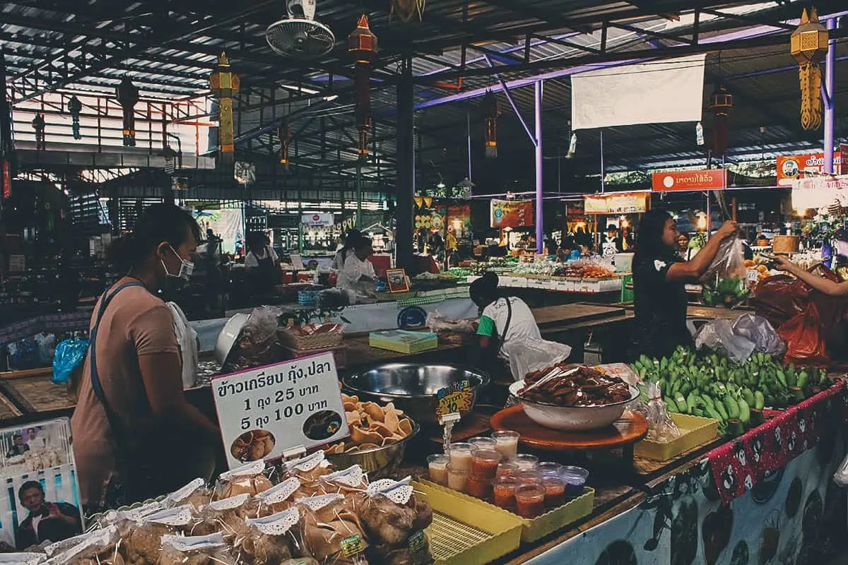 Vendors at Khlong Lat Mayom floating market in Bangkok