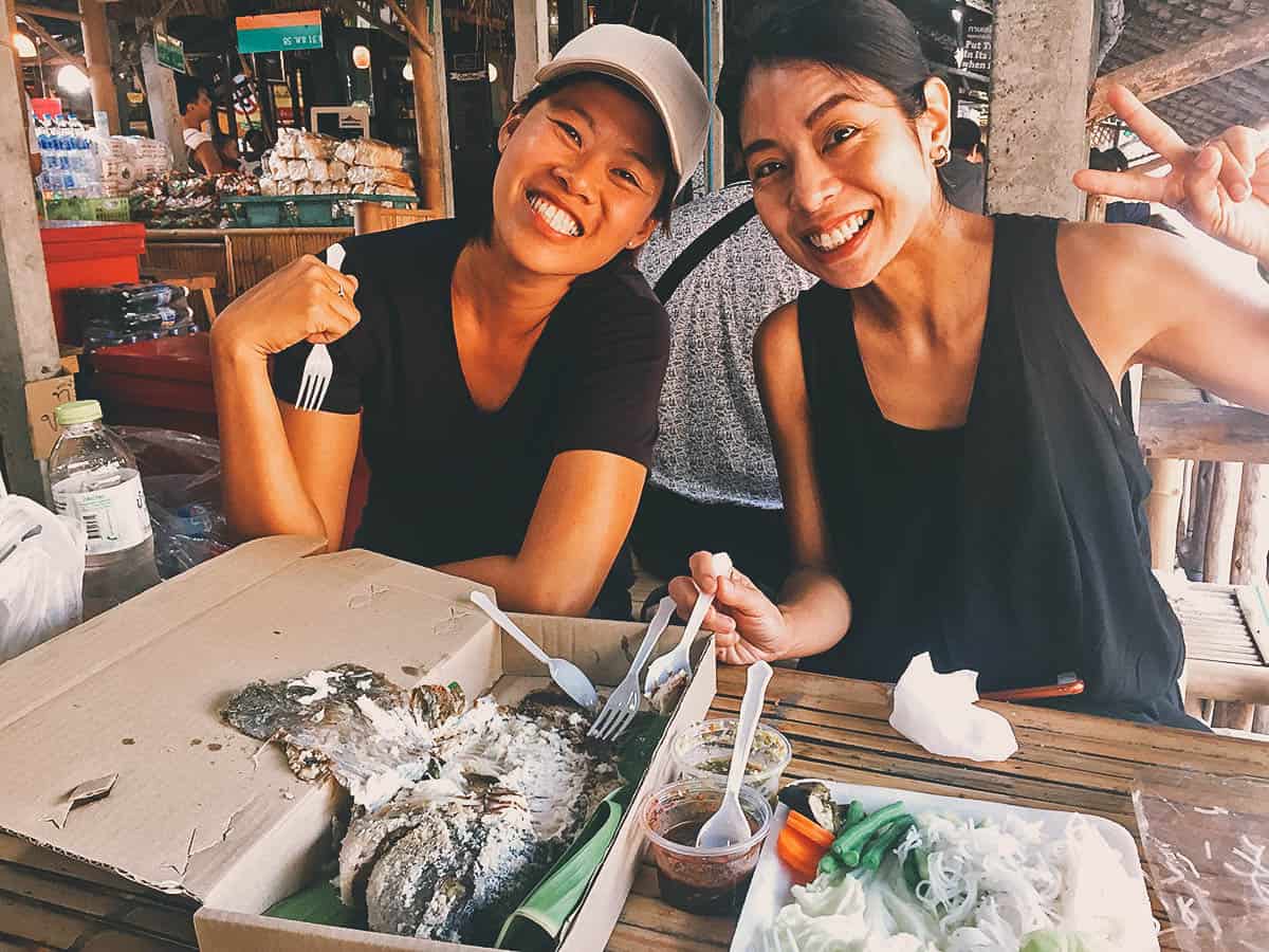 Eating grilled fish at Khlong Lat Mayom floating market in Bangkok