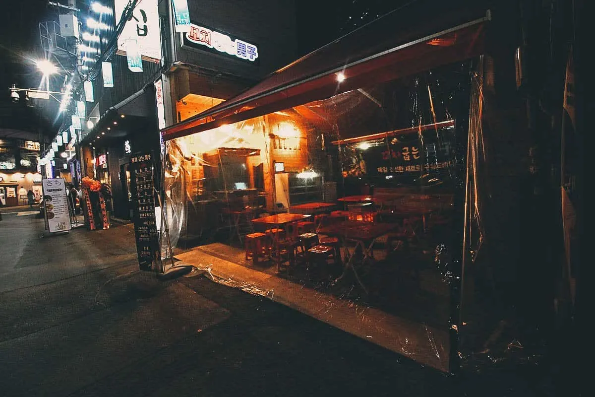 Korean Food Guide: 25 Must-Eat Restaurants in Seoul, South Korea Pojangmacha in Seoul, South Korea