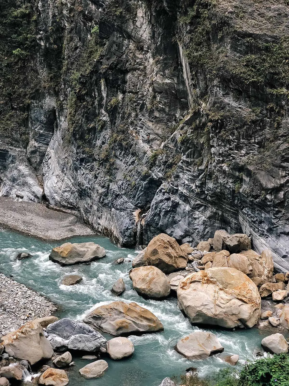 Take a Day Tour of Stunning Taroko National Park in Hualien, Taiwan River views at Taroko Gorge in Hualien, Taiwan