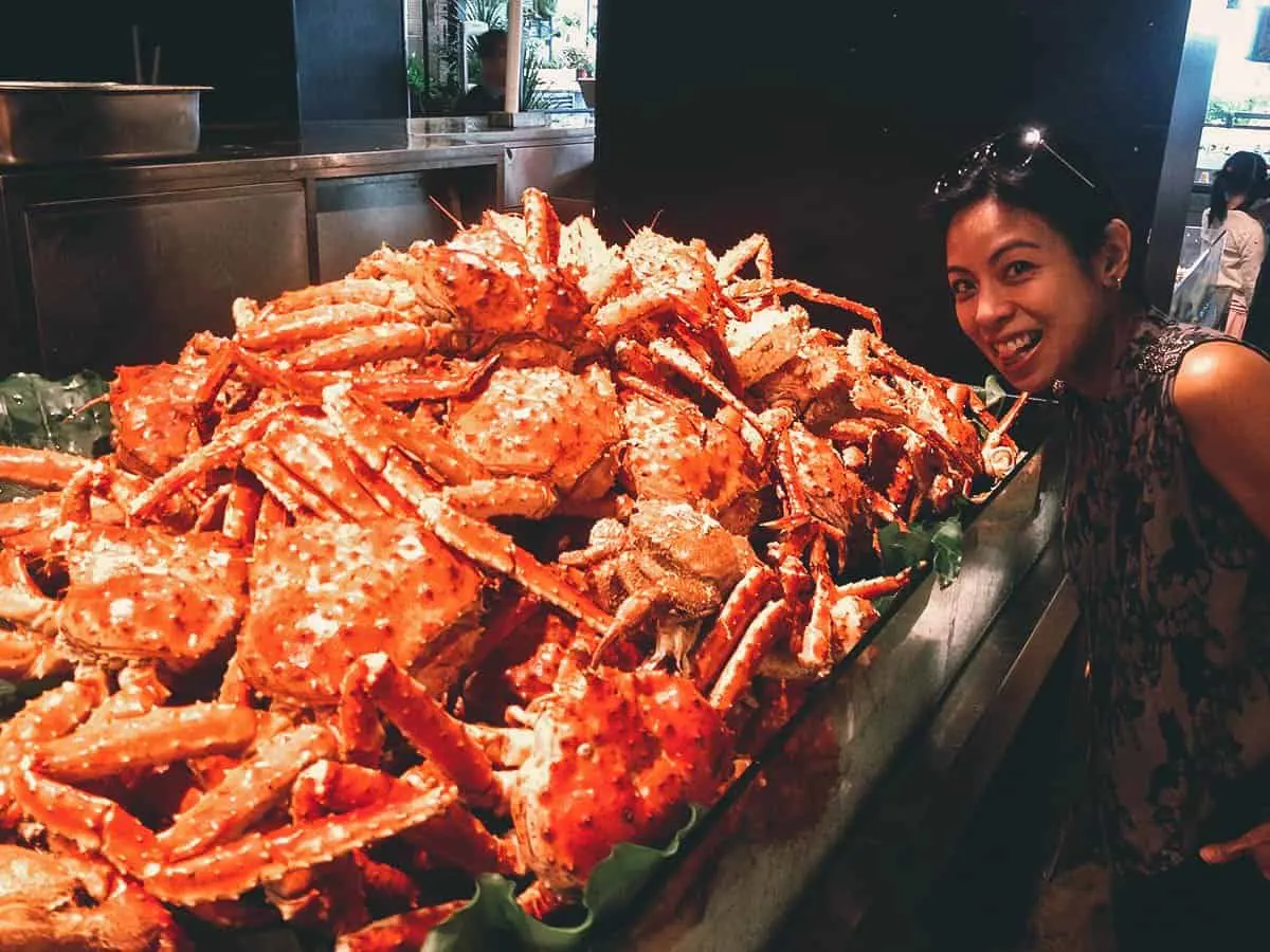 Addiction Aquatic Development, Taipei Ren with king crabs at AAD in Taipei