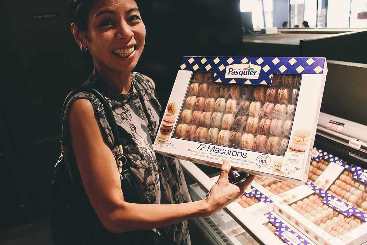 Ren with macarons at Addiction Aquatic in Taipei