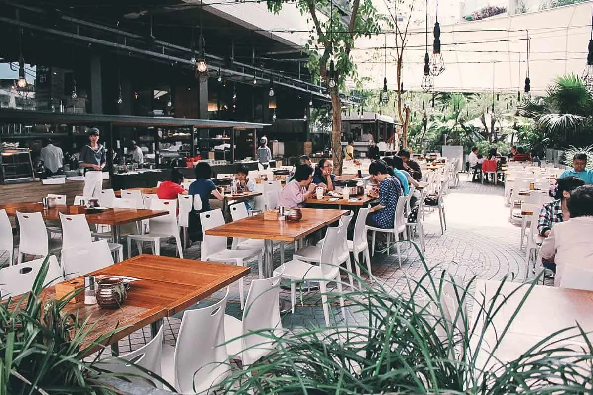 Al fresco dining area at Addiction Aquatic in Taipei