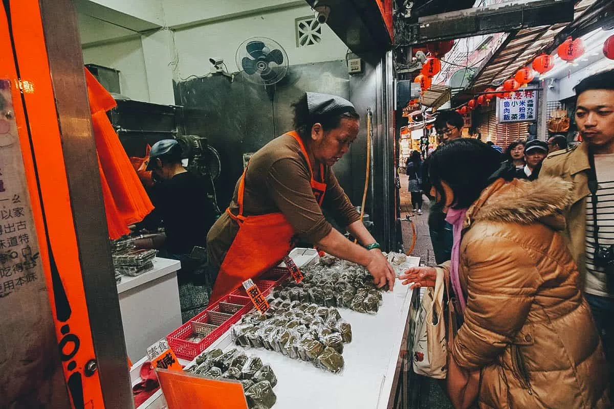 10 Things to Eat on Jiufen Old Street, Taiwan Street food vendor selling glutinous rice cakes on Jiufen Old Street, Taiwan