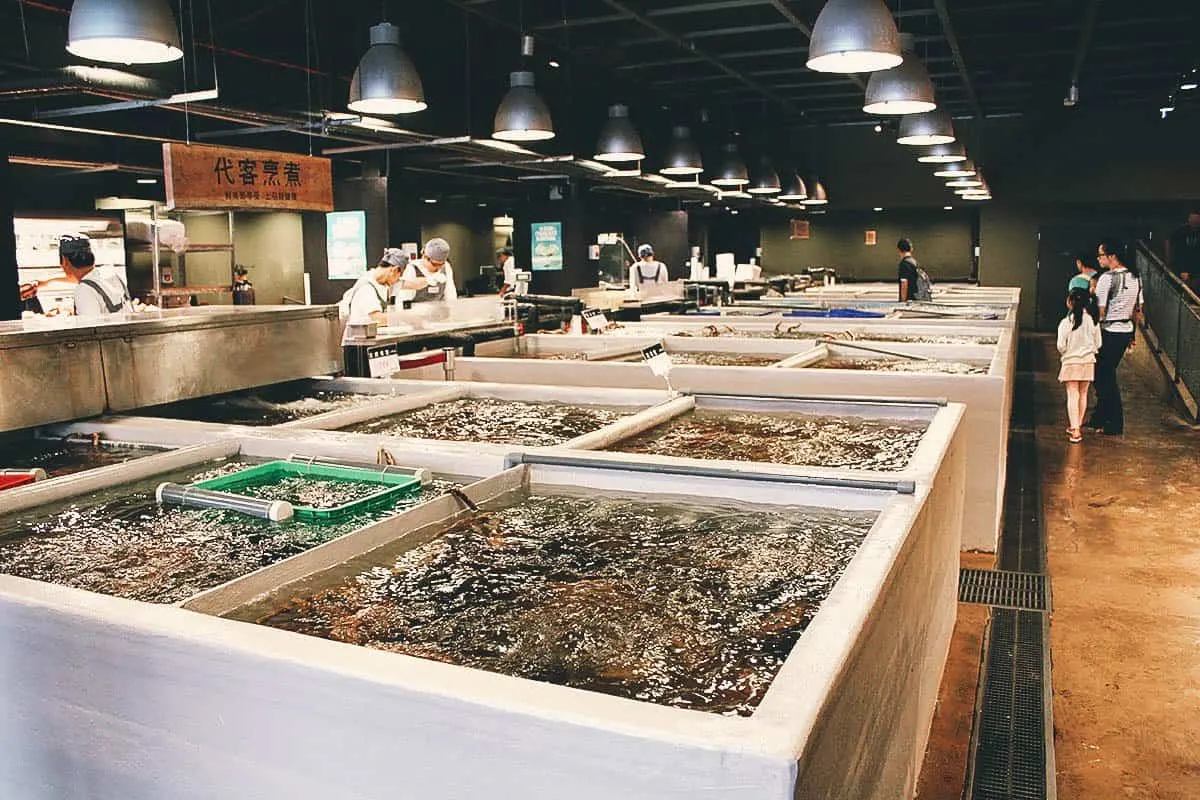 Live seafood tanks at Addiction Aquatic Development in Taipei, Taiwan