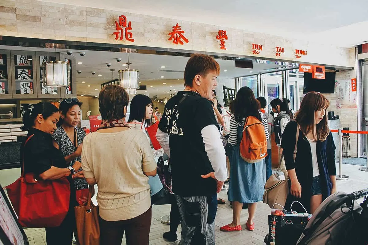 Long queue at Din Tai Fung in Taipei, Taiwan