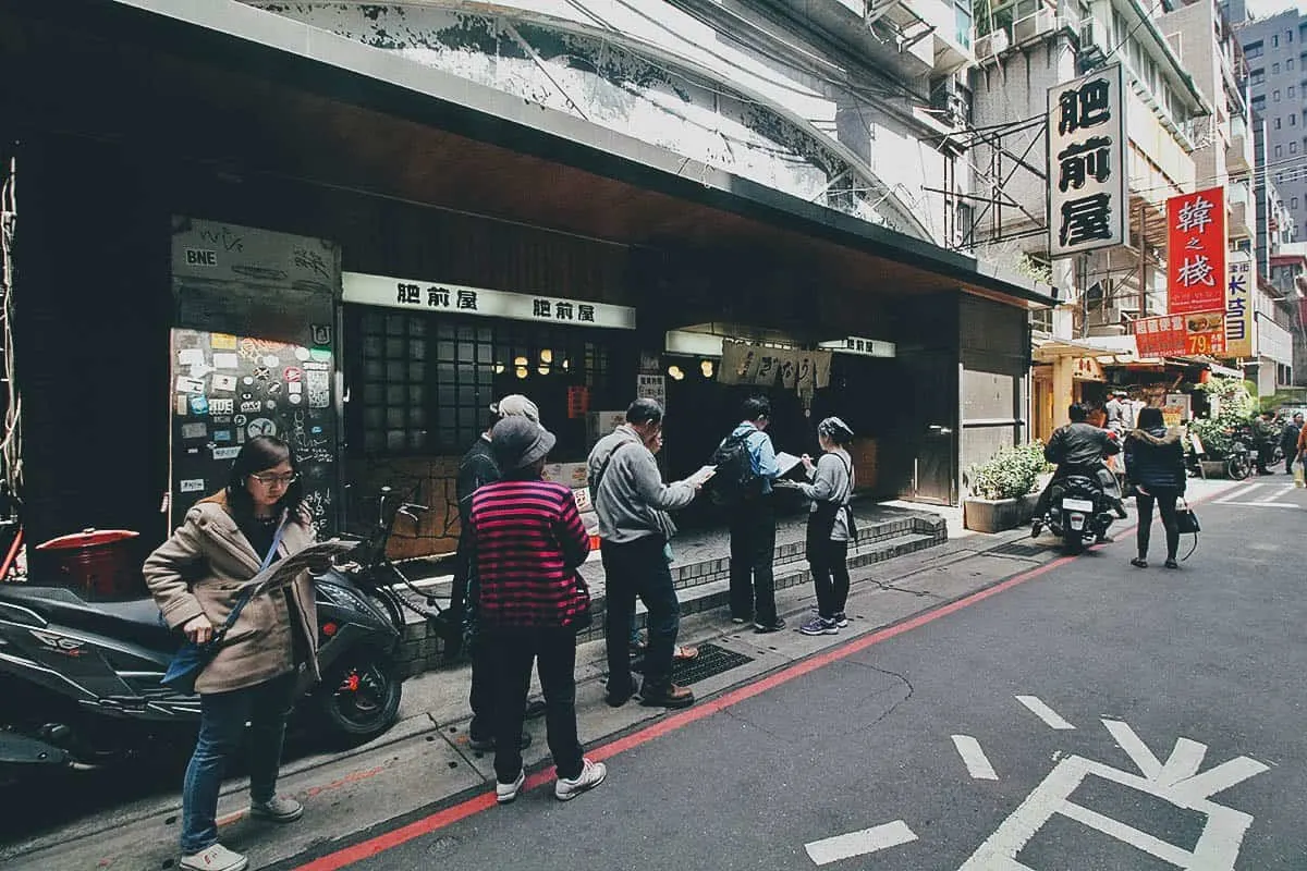 Queue of people at Fei Qian Wu in Taipei, Taiwan