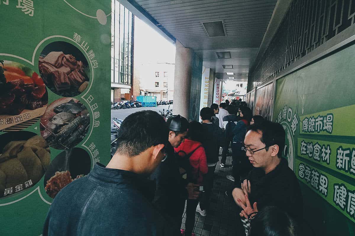 Long queue at Fuhang Soy Milk in Taipei, Taiwan