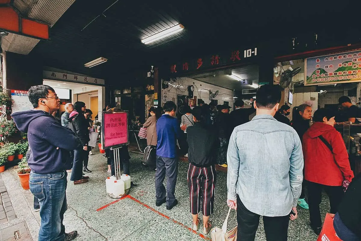 Lone line of customers at Jin Feng in Taipei, Taiwan