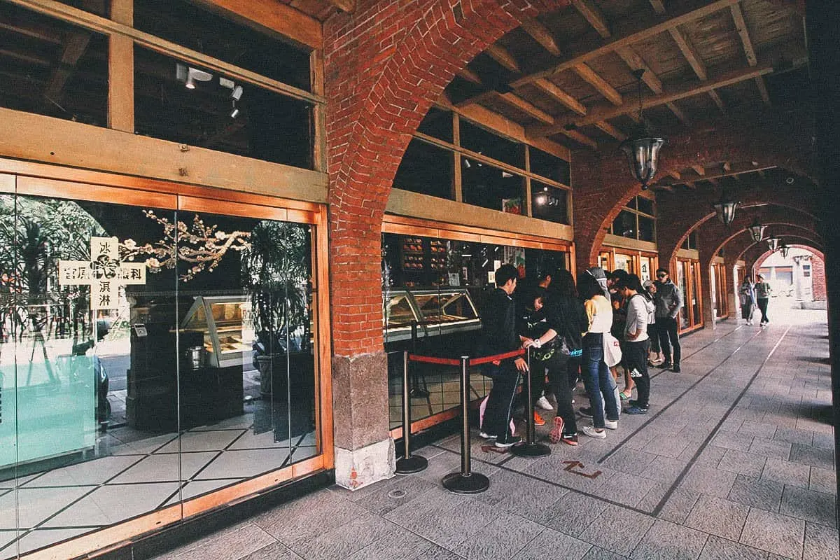 Line of customers outside Miyahara restaurant in Taichung, Taiwan
