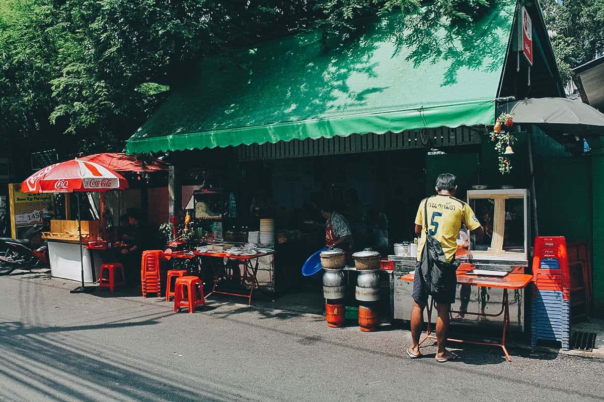 Som Tam Jay So street food stall in Bangkok