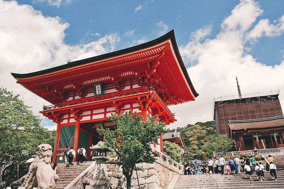 Walking up to Kiyomizu-dera in Kyoto