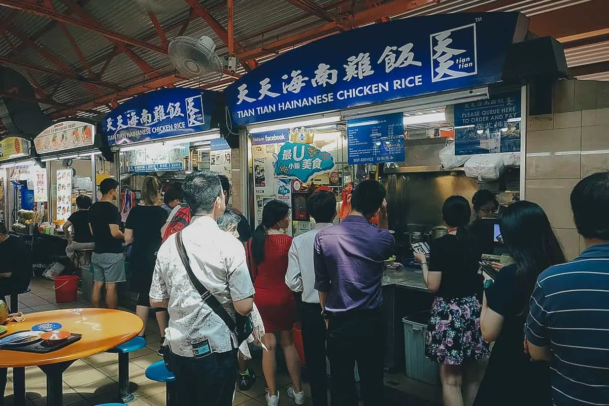 Long line of customers at the Tian Tian stall
