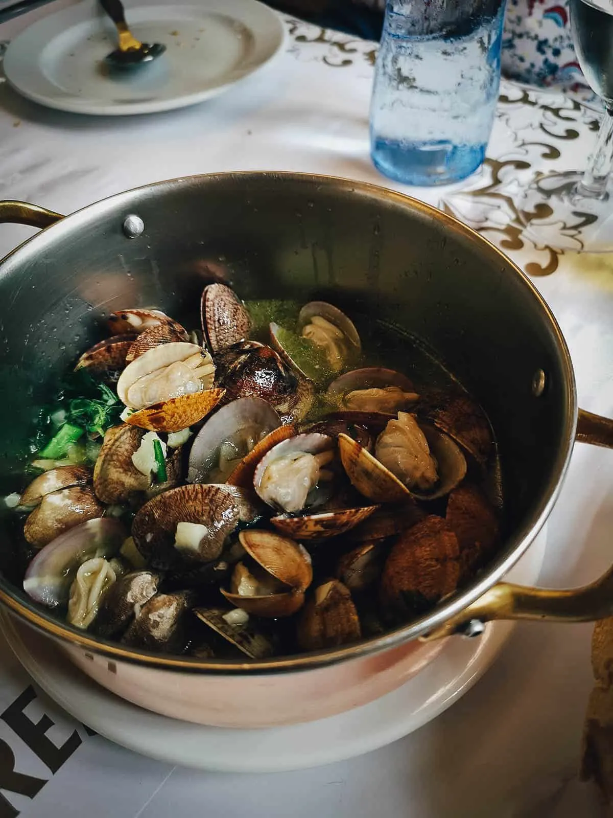 Ameijoas a bolhao pato, Portuguese clam dish