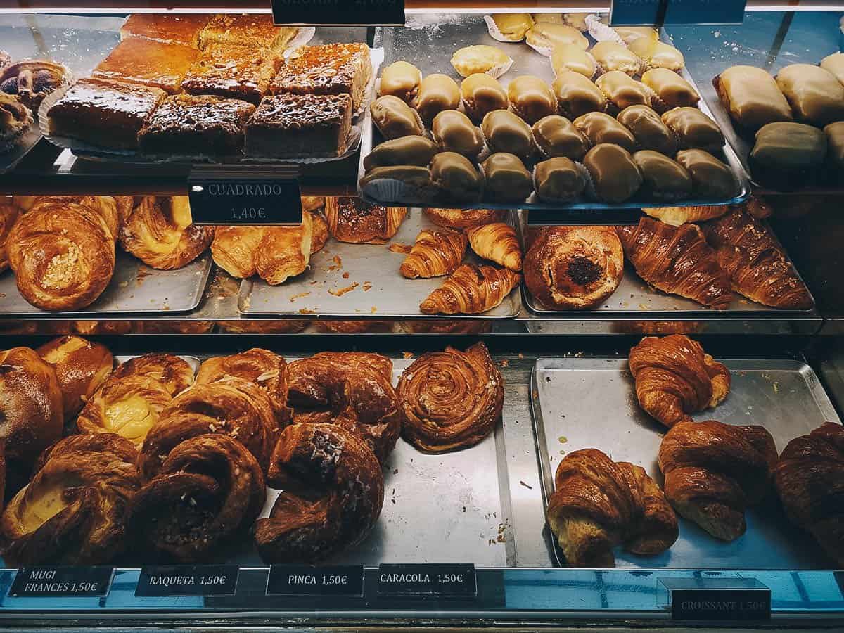 Pastries at Confiteria Rialto restaurant in Restaurants to visit in Oviedo, Spain