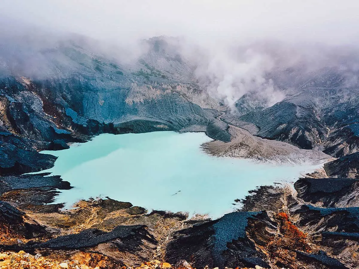 Peering into the crater of Tangkuban Perahu