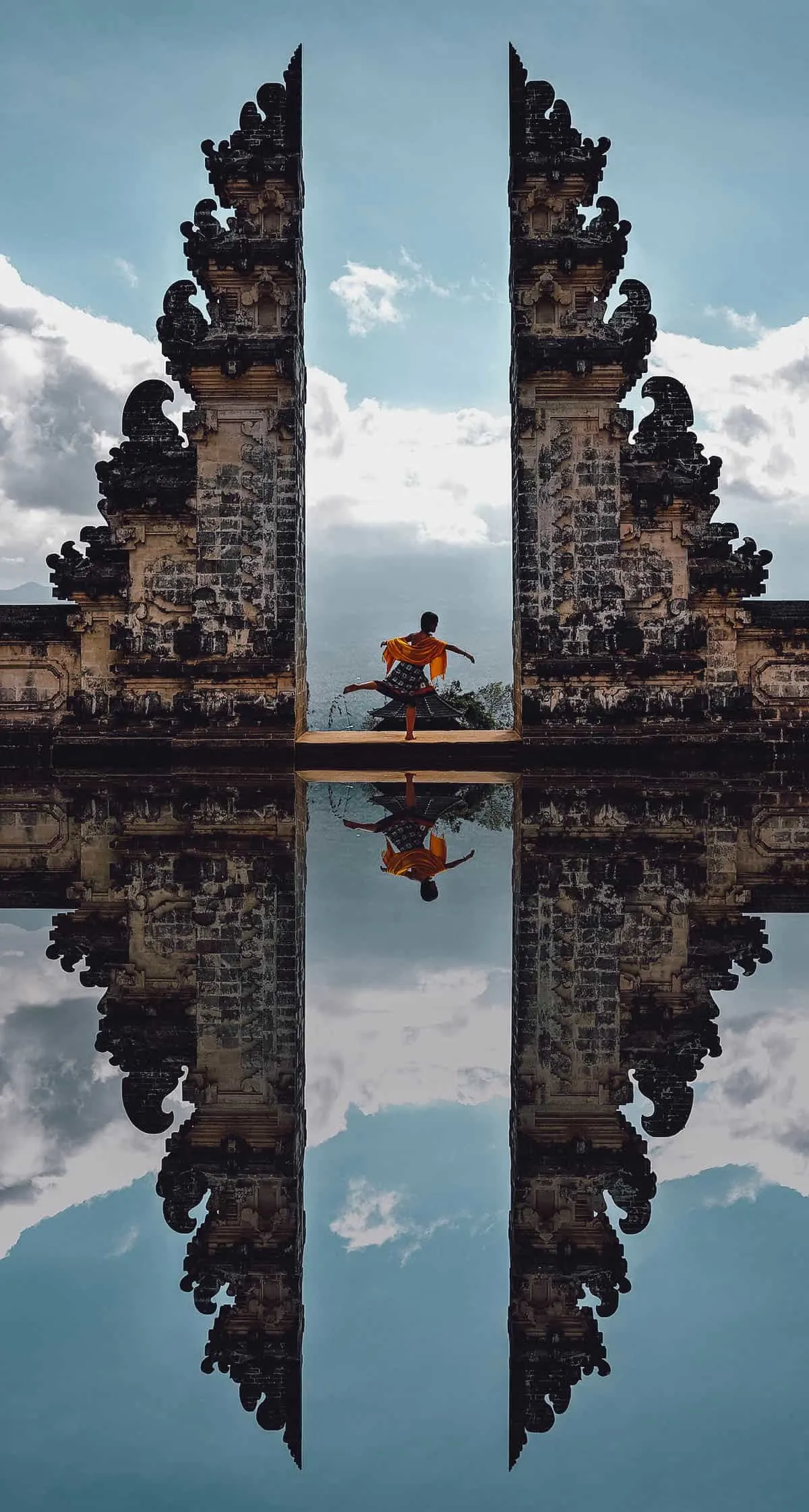 Travel guide to Ubud: Woman posing at the Gate of Heaven in Bali