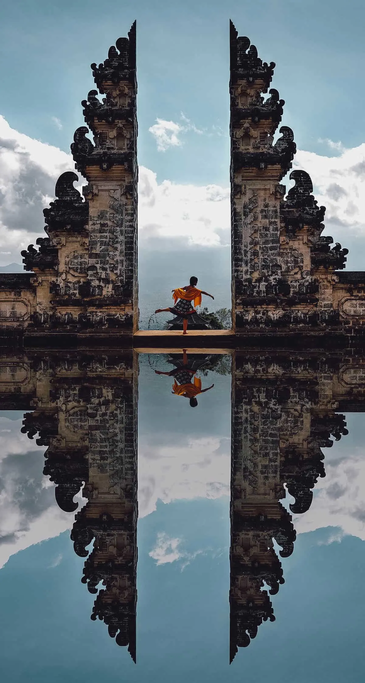 Instagram Tour, Bali, Indonesia Travel guide to Ubud: Woman posing at the Gate of Heaven in Bali