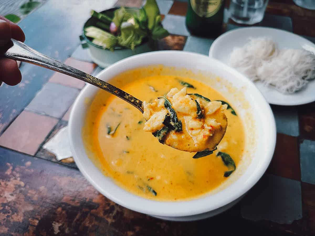 Kaeng kari or yellow curry served with crab and rice noodles
