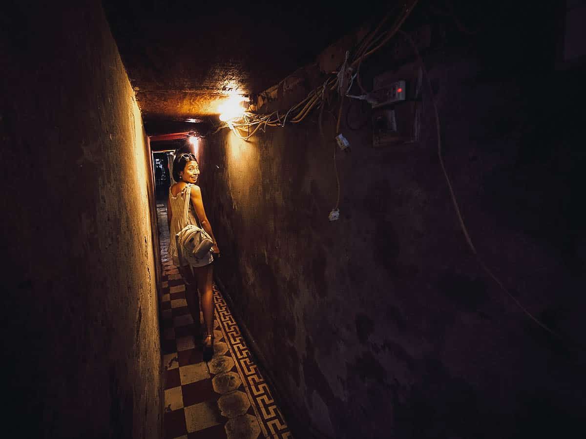 Alleyway into Quán Bún Thang Bà Đức restaurant in Hanoi