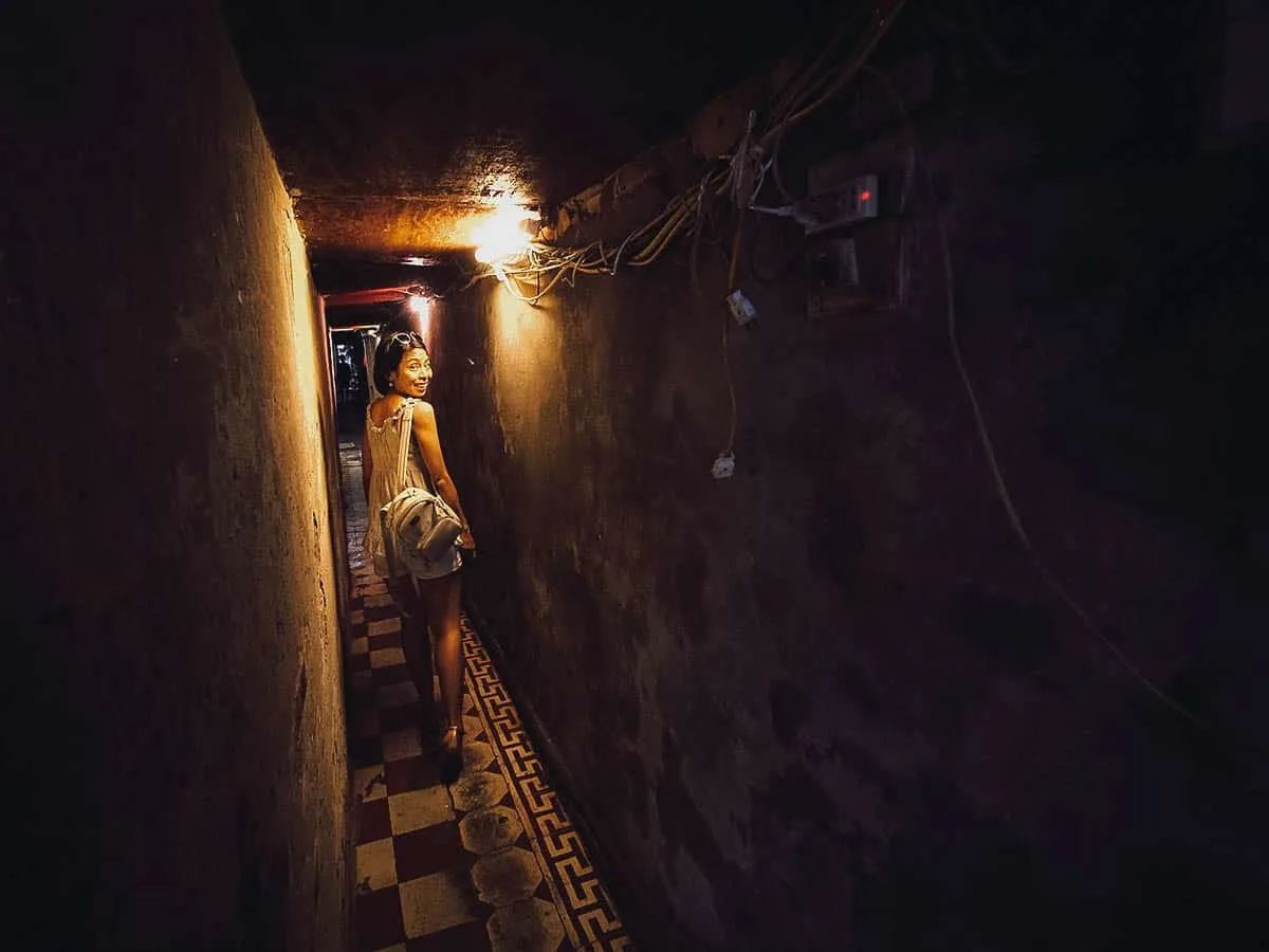 Alleyway into Quán Bún Thang Bà Đức restaurant in Hanoi