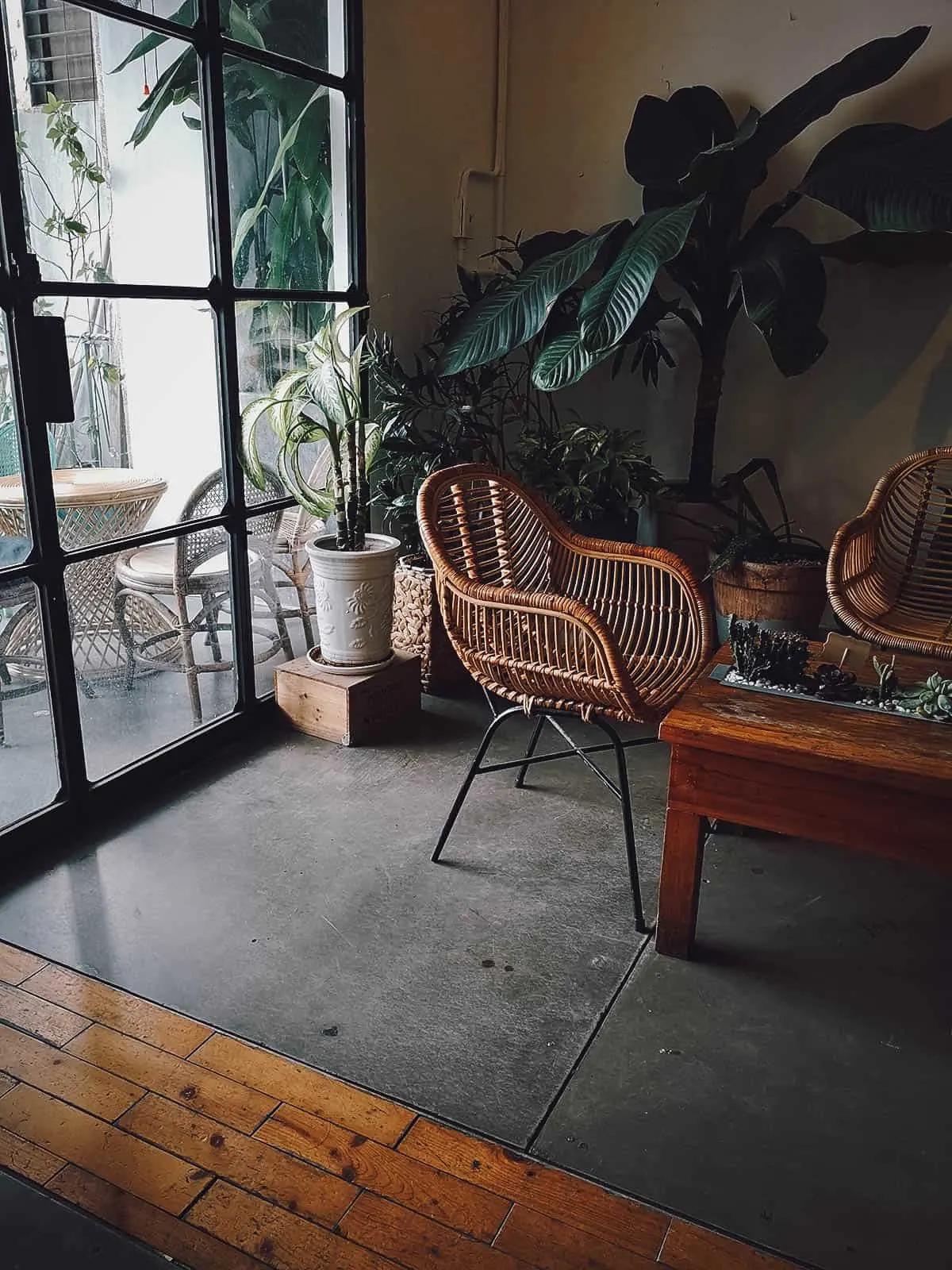 Instagrammable Cafes in Saigon, Vietnam Saigon Oi interior