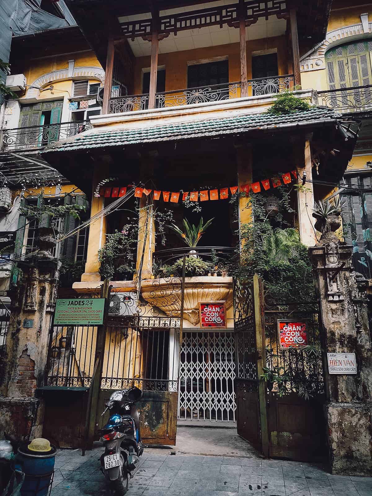 Loading T Cafe, Hanoi, Vietnam