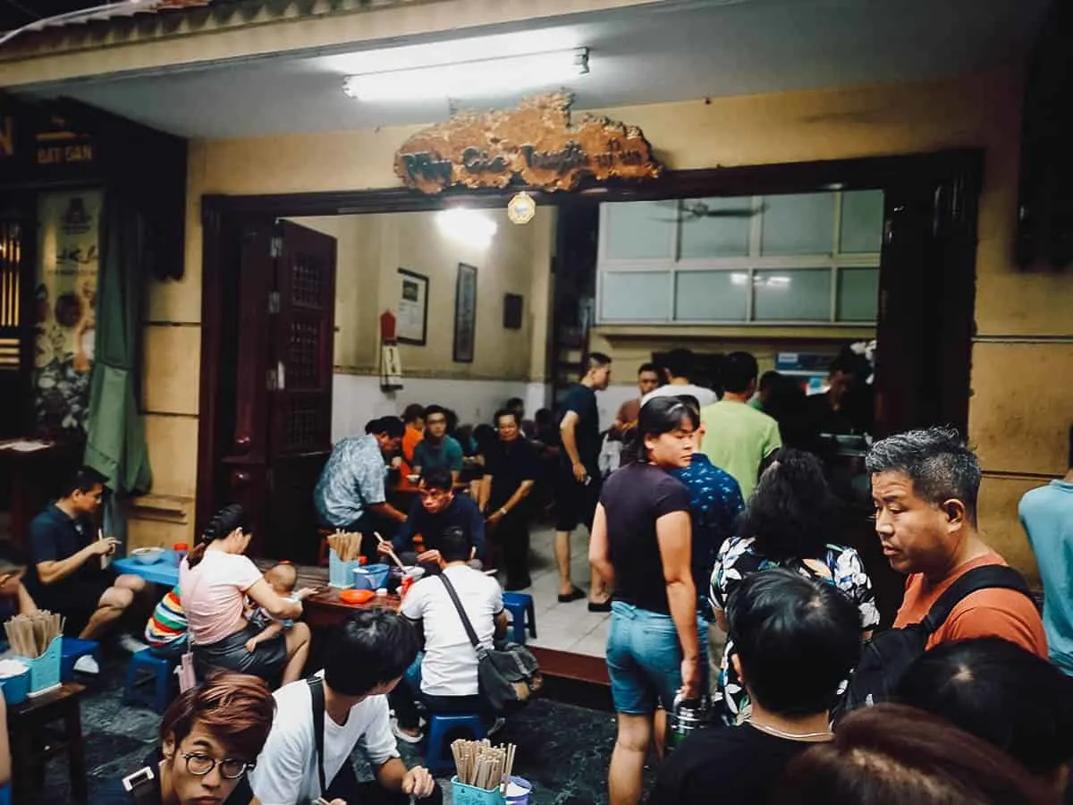 Long line at Phở Gia Truyền Bát Đàn restaurant in Hanoi