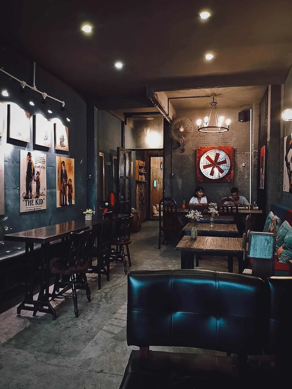 Saiigon Lão Quạ Coffee interior