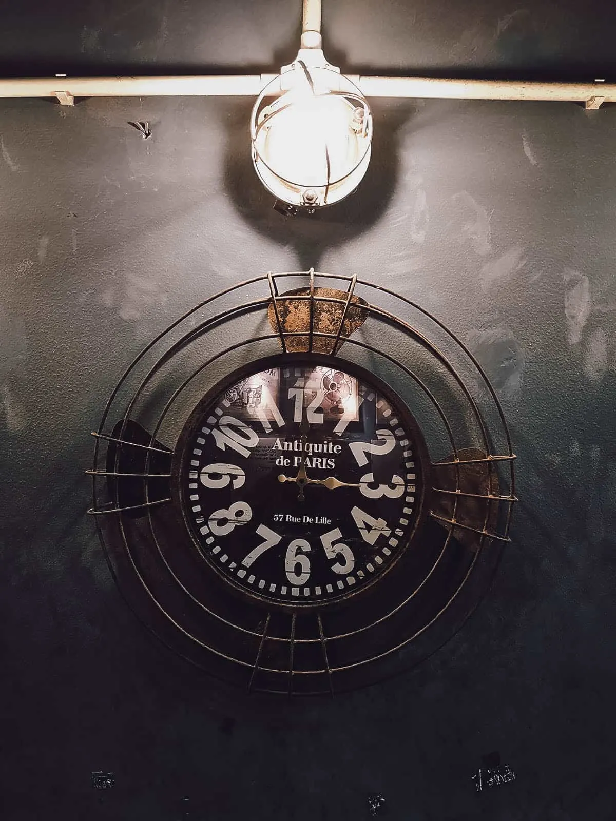 Vintage wall clock at Saiigon Lão Quạ Coffee