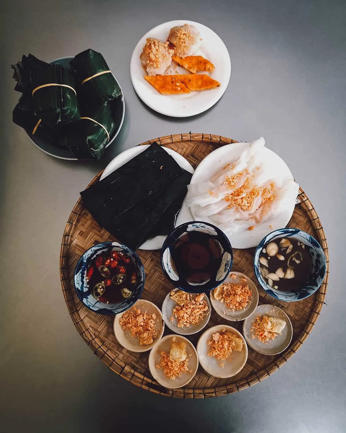 Bánh Huế với nhân đậu phộng, đậu xanh và hành tím chiên, một món ăn phổ biến của vùng Việt Nam từ Huế