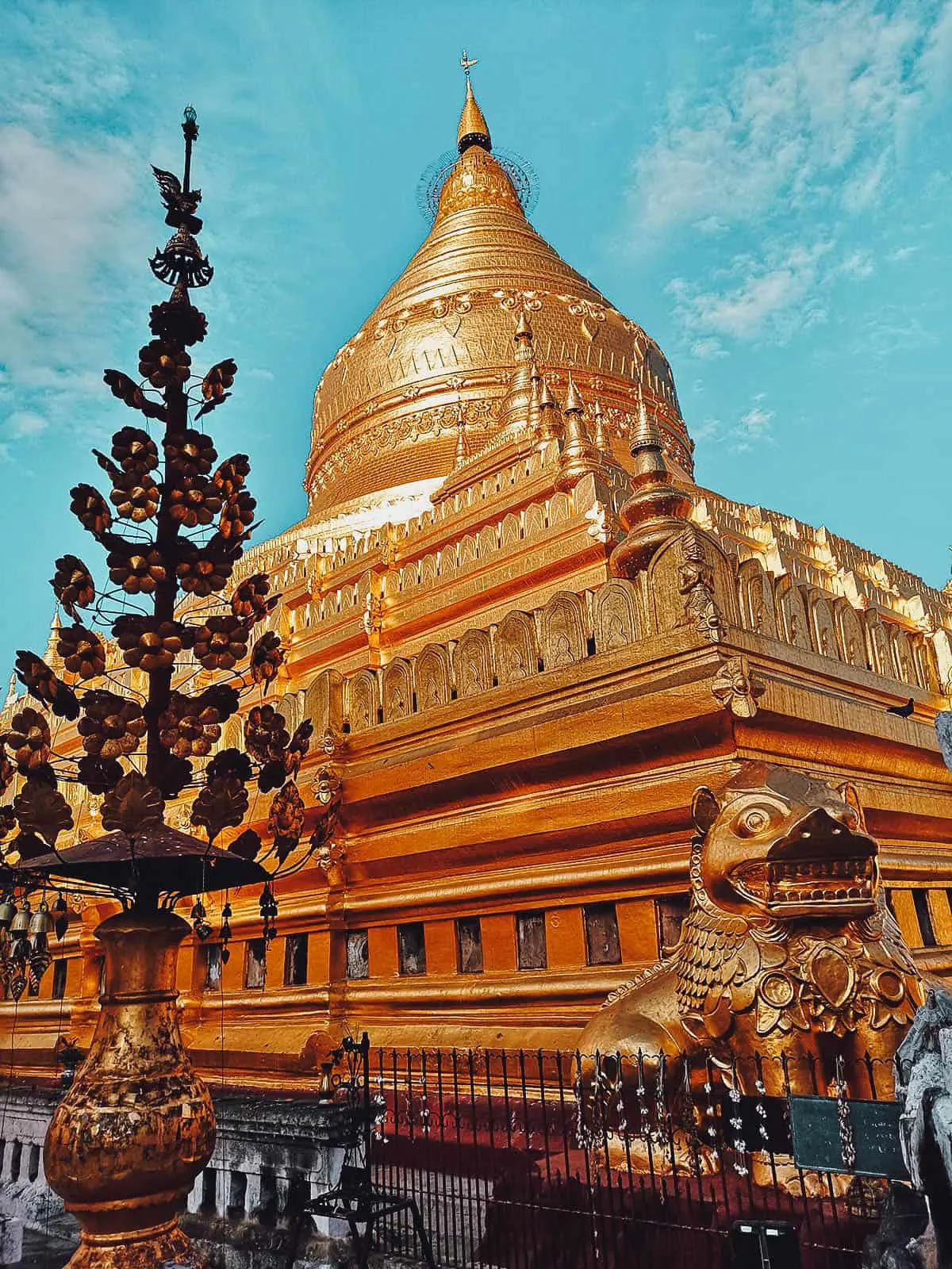 Shwezigon Pagoda, Bagan, Myanmar