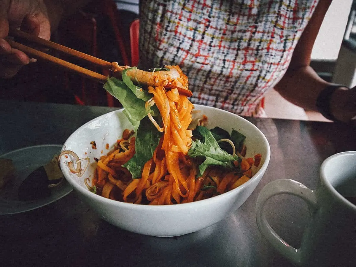 Mi quang noodles at Ong Hai restaurant in Hoi An