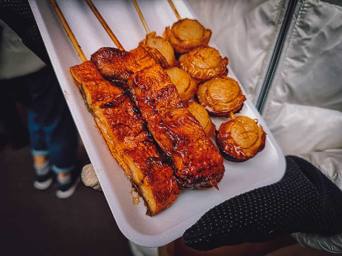 Unagi and hotate skewers at Nisshin Tasuke, Tsukiji Outer Market in Tokyo, Japan