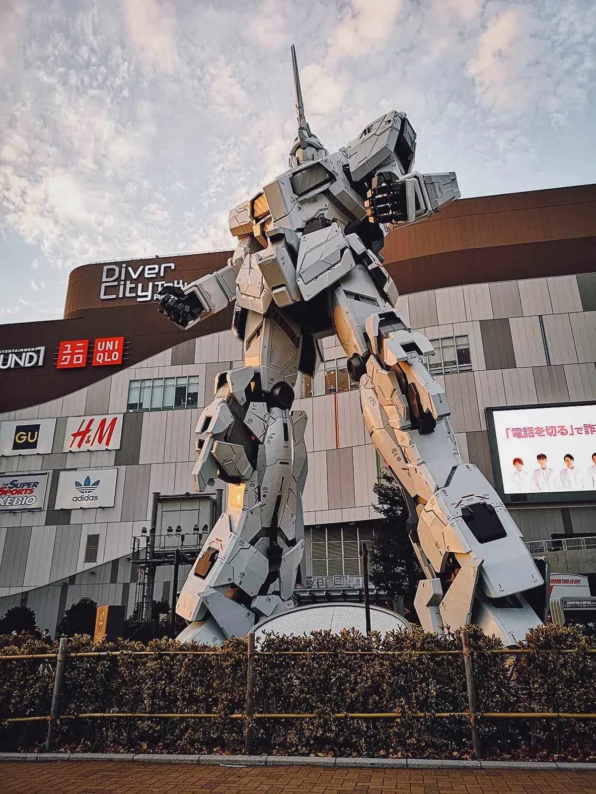 Unicorn Gundam Statue in Tokyo