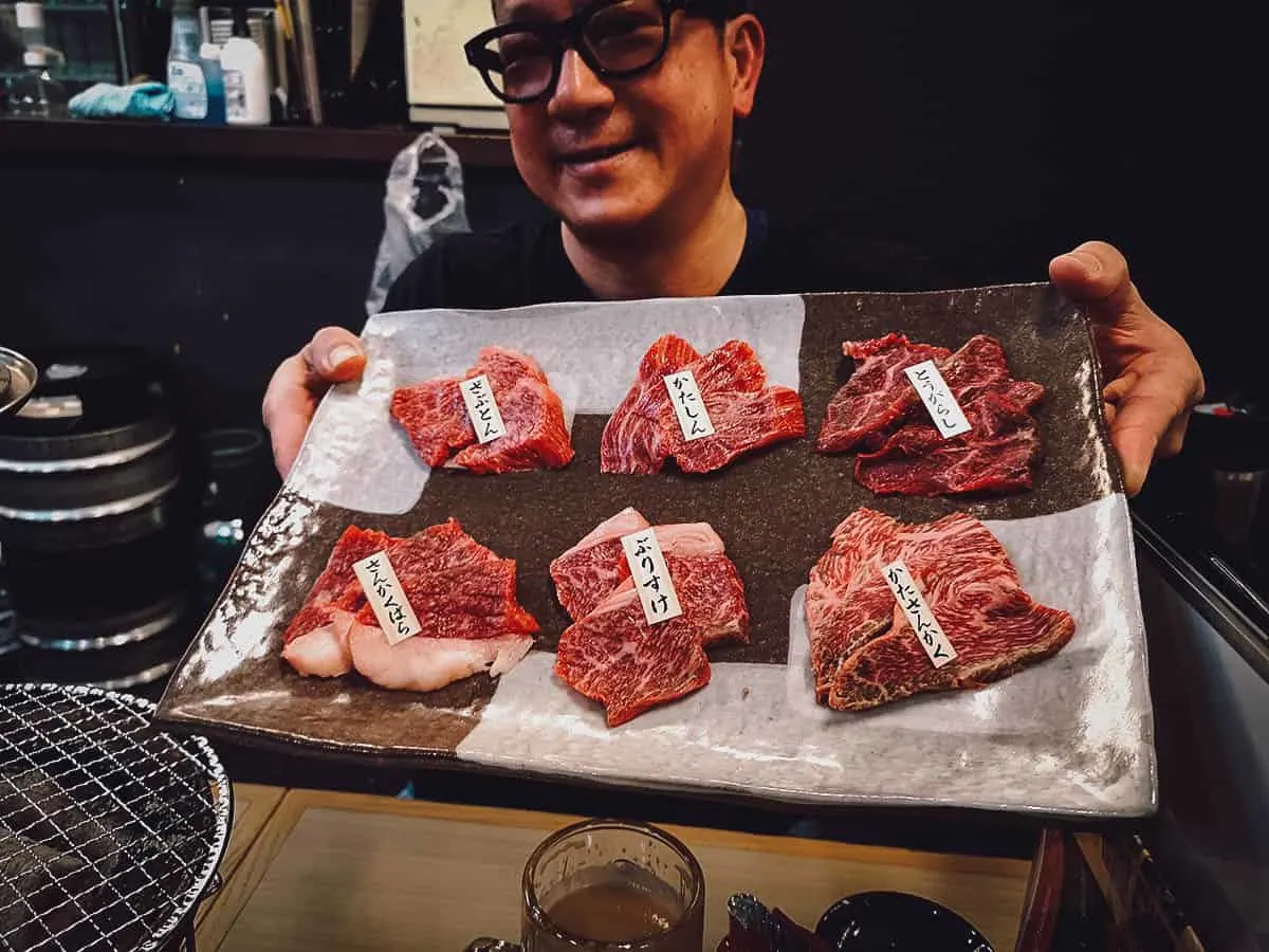 Grilling wagyu yakiniku